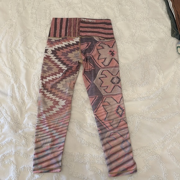 Niyama Sol “Beachcomber” tribal/aztec print leggings, size M 🩷🩶💜 - Picture 6 of 6